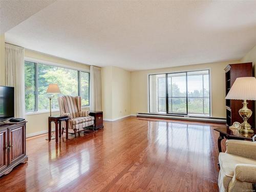 202-1204 Fairfield Rd, Victoria, BC - Indoor Photo Showing Living Room