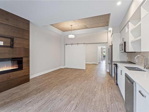 102-91 Chapel St, Nanaimo, BC - Indoor Photo Showing Kitchen With Fireplace With Double Sink