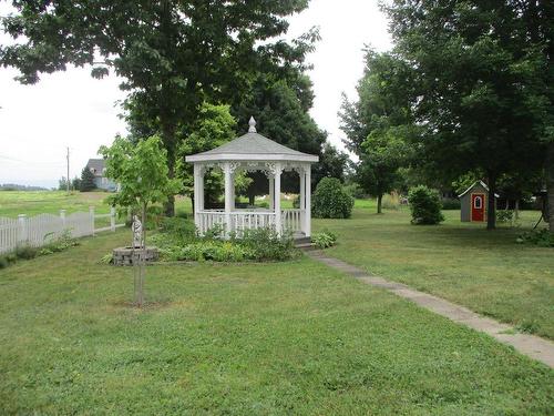 Cour - 196 Ch. Des Pionniers E., L'Islet, QC 