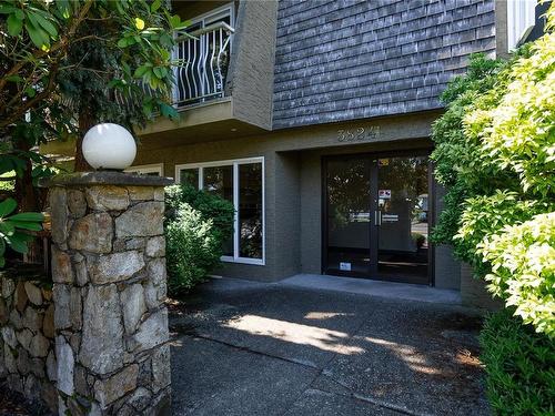 3824 Carey Rd, Saanich, BC - Outdoor