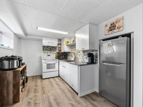 2465 Glenview Ave, Kamloops, BC - Indoor Photo Showing Kitchen