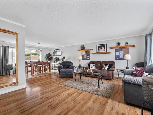 2465 Glenview Ave, Kamloops, BC - Indoor Photo Showing Living Room