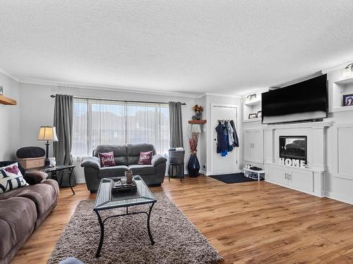 2465 Glenview Ave, Kamloops, BC - Indoor Photo Showing Living Room