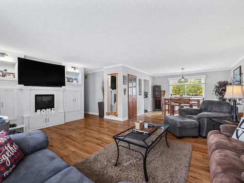 2465 Glenview Ave, Kamloops, BC - Indoor Photo Showing Living Room