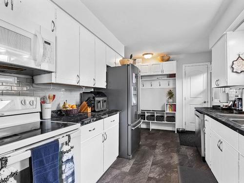 2465 Glenview Ave, Kamloops, BC - Indoor Photo Showing Kitchen