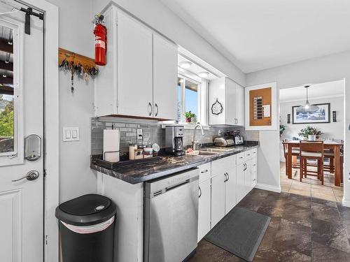 2465 Glenview Ave, Kamloops, BC - Indoor Photo Showing Kitchen