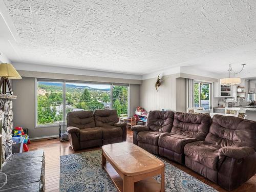 211 Blueberry Place, Kamloops, BC - Indoor Photo Showing Living Room