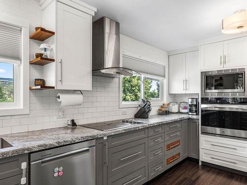 211 Blueberry Place, Kamloops, BC - Indoor Photo Showing Kitchen