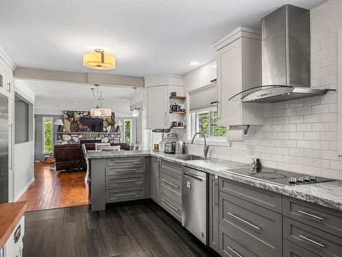 211 Blueberry Place, Kamloops, BC - Indoor Photo Showing Kitchen With Upgraded Kitchen