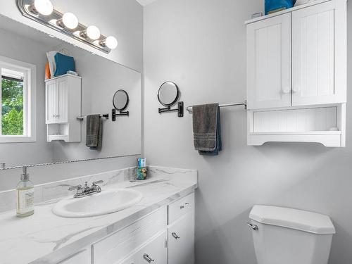 211 Blueberry Place, Kamloops, BC - Indoor Photo Showing Bathroom