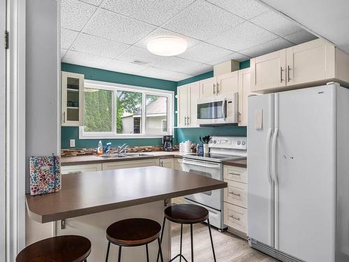 211 Blueberry Place, Kamloops, BC - Indoor Photo Showing Kitchen With Double Sink