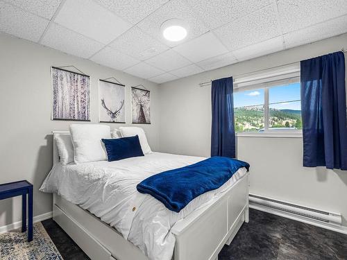 211 Blueberry Place, Kamloops, BC - Indoor Photo Showing Bedroom