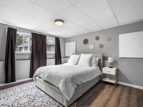 211 Blueberry Place, Kamloops, BC - Indoor Photo Showing Bedroom