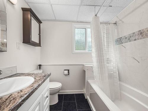 211 Blueberry Place, Kamloops, BC - Indoor Photo Showing Bathroom