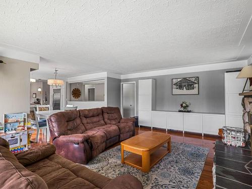 211 Blueberry Place, Kamloops, BC - Indoor Photo Showing Living Room