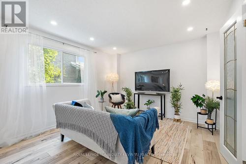 271 Lech Walesa Drive, Mississauga (Fairview), ON - Indoor Photo Showing Living Room