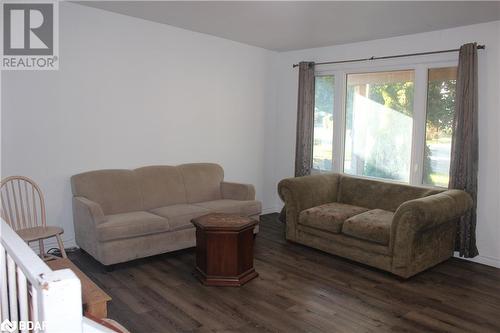 77 Lewis Street, Belleville, ON - Indoor Photo Showing Living Room