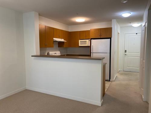 203-563 Yates Road, Kelowna, BC - Indoor Photo Showing Kitchen