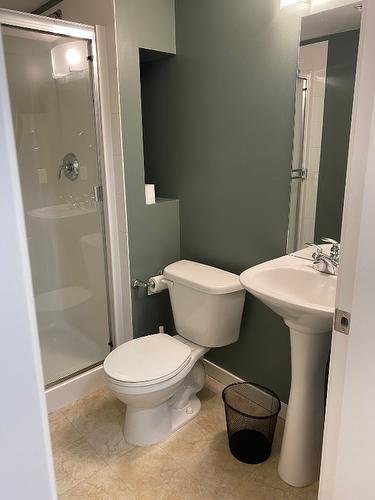 203-563 Yates Road, Kelowna, BC - Indoor Photo Showing Bathroom