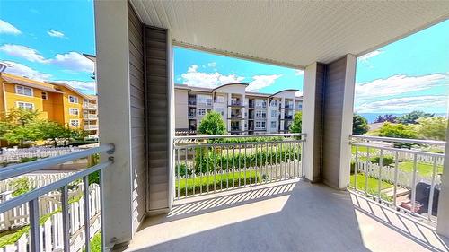 203-563 Yates Road, Kelowna, BC - Indoor Photo Showing Garage