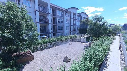 203-563 Yates Road, Kelowna, BC - Outdoor