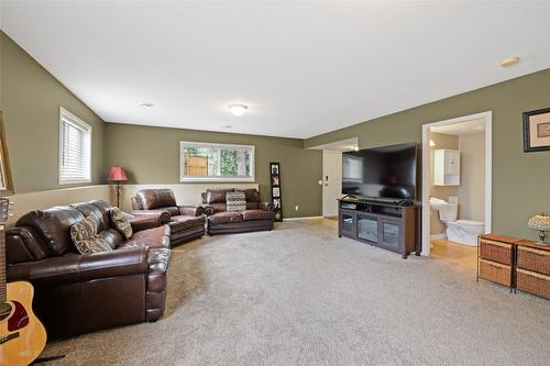 32-2210 Horizon Drive, West Kelowna, BC - Indoor Photo Showing Living Room