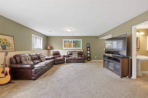 32-2210 Horizon Drive, West Kelowna, BC - Indoor Photo Showing Living Room