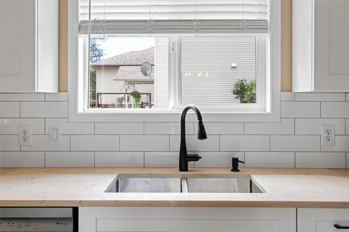 32-2210 Horizon Drive, West Kelowna, BC - Indoor Photo Showing Kitchen With Double Sink