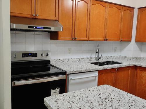 1204-3880 Duke Of York Blvd, Mississauga, ON - Indoor Photo Showing Kitchen With Double Sink