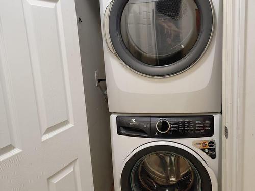 1204-3880 Duke Of York Blvd, Mississauga, ON - Indoor Photo Showing Laundry Room