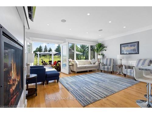 37 Grayview Dr, Grey Highlands, ON - Indoor Photo Showing Living Room