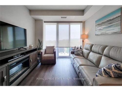 515-2750 King St E, Hamilton, ON - Indoor Photo Showing Living Room