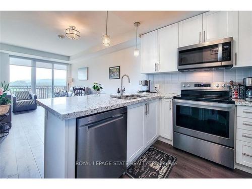 515-2750 King St E, Hamilton, ON - Indoor Photo Showing Kitchen