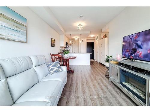 515-2750 King St E, Hamilton, ON - Indoor Photo Showing Living Room