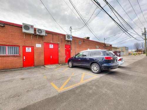 Back facade - D-77 Boul. D'Anjou, Châteauguay, QC -  Photo Showing Garage