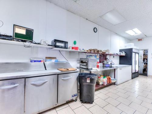 Kitchen - D-77 Boul. D'Anjou, Châteauguay, QC - Indoor Photo Showing Kitchen