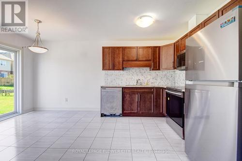 4364 Shuttleworth Drive, Niagara Falls, ON - Indoor Photo Showing Kitchen