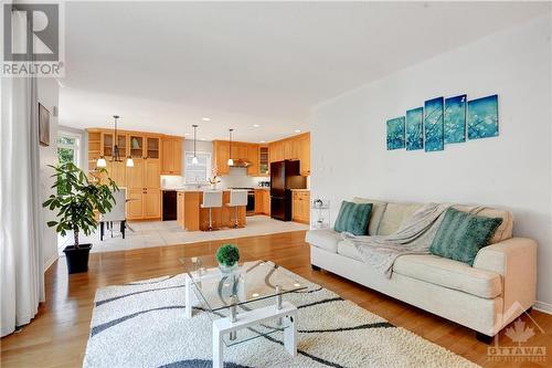 31 Forillon Crescent, Ottawa, ON - Indoor Photo Showing Living Room