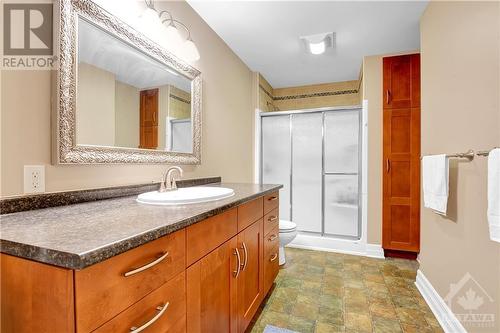 Basement bathroom with large shower - 31 Forillon Crescent, Ottawa, ON - Indoor Photo Showing Bathroom