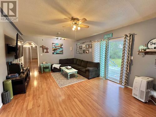 2959 Dragon Lake Road, Quesnel, BC - Indoor Photo Showing Living Room