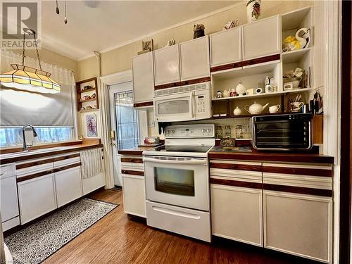 75 10Th Street, Hanover, ON - Indoor Photo Showing Kitchen