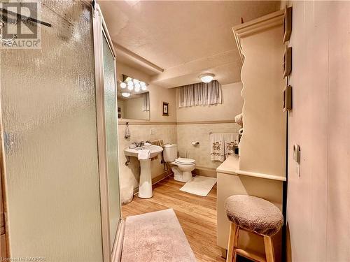 75 10Th Street, Hanover, ON - Indoor Photo Showing Bathroom