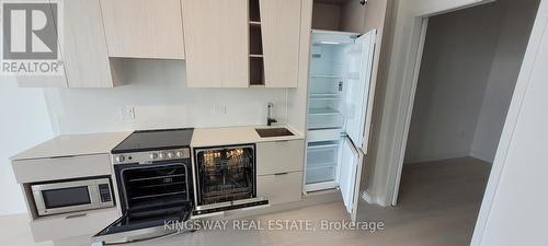 6008 - 3900 Confederation Parkway, Mississauga, ON - Indoor Photo Showing Kitchen