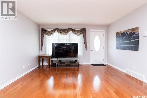 5 402 Tesky Crescent, Wynyard, SK - Indoor Photo Showing Living Room