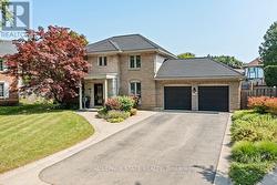 574 TOMAHAWK CRESCENT  Hamilton, ON L9G 3T5