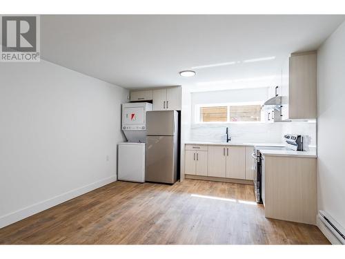 1946 Hemmerling Court, Kelowna, BC - Indoor Photo Showing Kitchen