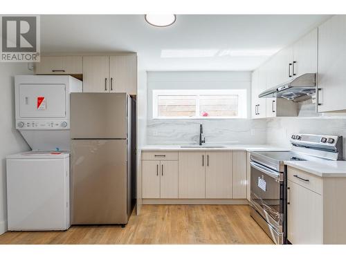 1946 Hemmerling Court, Kelowna, BC - Indoor Photo Showing Kitchen