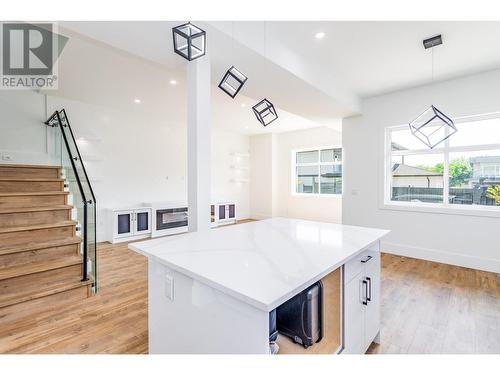 1946 Hemmerling Court, Kelowna, BC - Indoor Photo Showing Kitchen