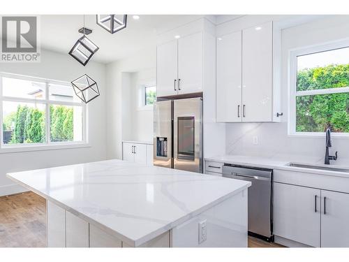 1946 Hemmerling Court, Kelowna, BC - Indoor Photo Showing Kitchen With Upgraded Kitchen