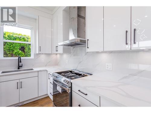 1946 Hemmerling Court, Kelowna, BC - Indoor Photo Showing Kitchen With Upgraded Kitchen